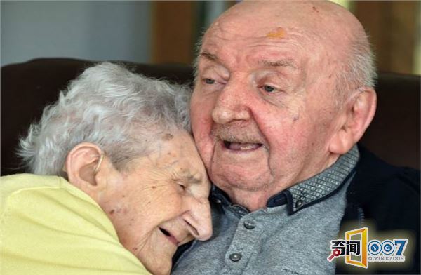 儿子80岁尚未结婚，近百岁母亲悉心照顾
