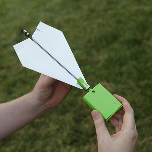 创意生活给纸飞机按个发动机
