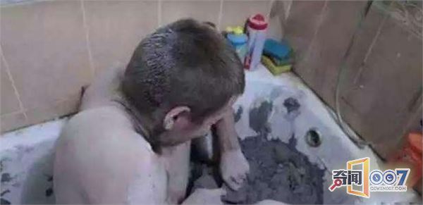 小伙用水泥泡澡，吃尽苦头差点急哭
