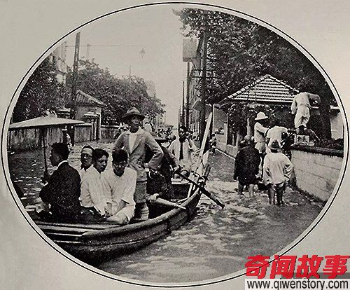 老照片：85年前武汉大水 市民菜照买车照跑