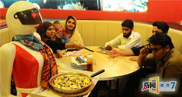 巴基斯坦披萨店“雇佣”机器人当服务员