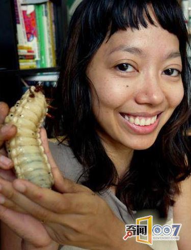 女子发现巨型幼虫，饲养后让人惊喜