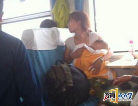 火车上掀衣服喂孩子，乘客当着老公面，竟说出这话