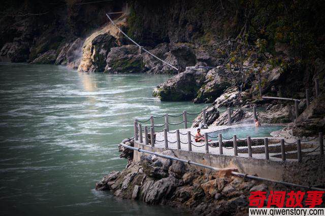 过年全村裸体澡堂会 就在丽江300公里外的怒江边