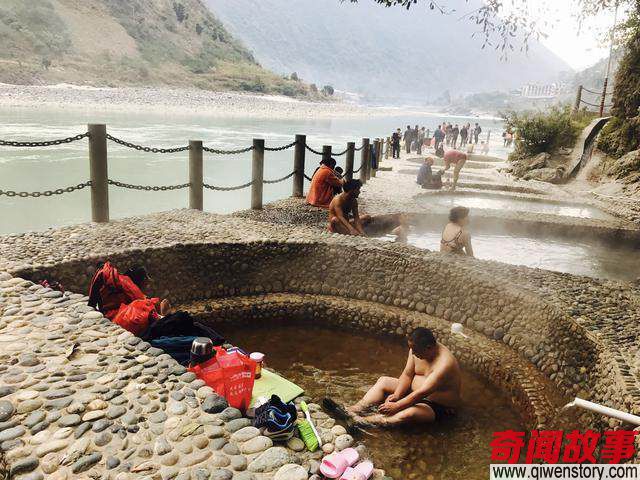 过年全村裸体澡堂会 就在丽江300公里外的怒江边
