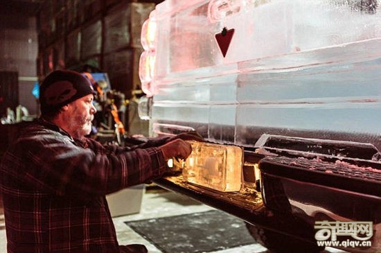 冰雕师用5吨冰块造冰汽车 时速20公里