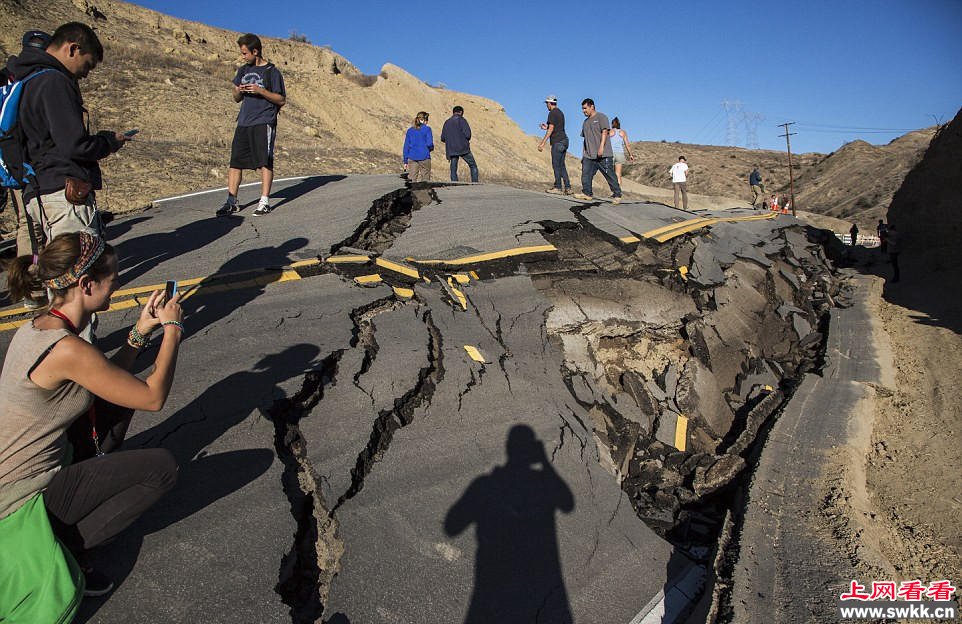美国加州一公路严重变形 三天隆起4.6米高 图_0