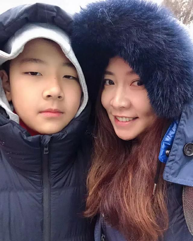 郭涛儿子穿轮滑鞋跟妹妹合影过生日，他的脸庞瘦削很帅气