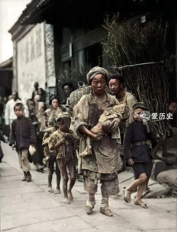 1937年四川大饥荒饿殍载道的上色彩照倒毙的孩子爬满苍蝇