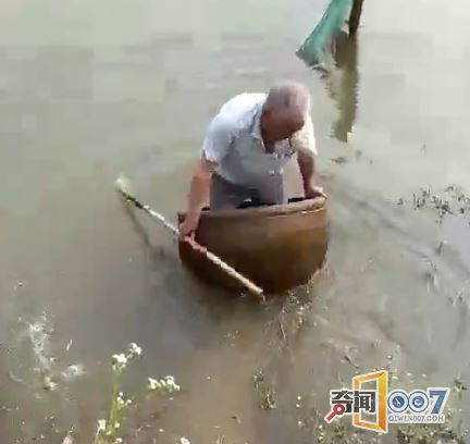 大爷用水缸当划艇水中遨游，下一幕令其后悔不已！