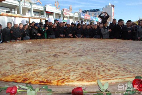 希腊北部塞雷斯州为“bougatsa节”献上世界上最大的馅饼_0