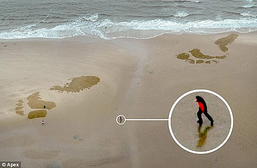 30.48米长 海滩上艺术家创造“巨人”的脚印