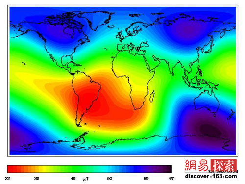 “?rsted”卫星测量出来的国际参考地磁场（IGRF2000）表明了整个磁场强度，深蓝黑色表示磁场强度高于平均磁场，微红黄色则表示磁场强度低于平均磁场。