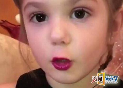 3岁女孩儿直播精湛化妆术，却招来无数批评