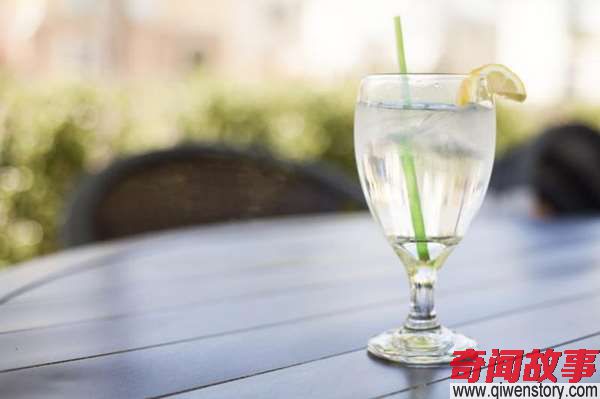 为什么日本韩国的餐厅就算冬天也给客人倒冰水