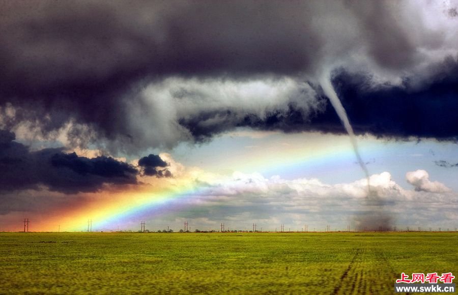 彩虹与龙卷风同现天空 图_0