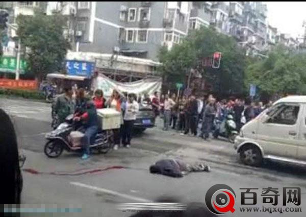 奔驰在南京闹市撞人撞车 被撞者亡肇事司机逃逸(组图)