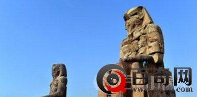 埃及近期再出土2个巨型法老神像