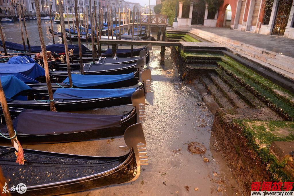 水城威尼斯遭遇罕见低潮 河道干涸贡多拉小船搁浅