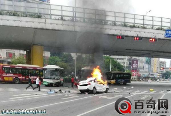 佛山小车路口突加速猛撞2辆公交起火 女司机死亡