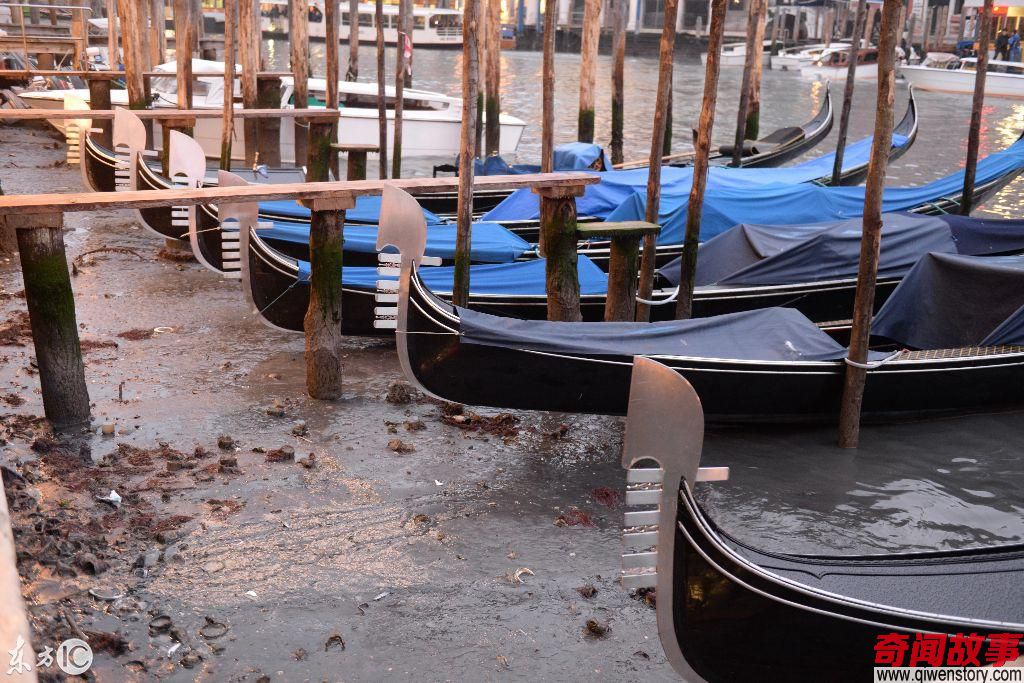 水城威尼斯遭遇罕见低潮 河道干涸贡多拉小船搁浅