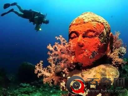 潜水者深入红海探寻神秘古国遗迹