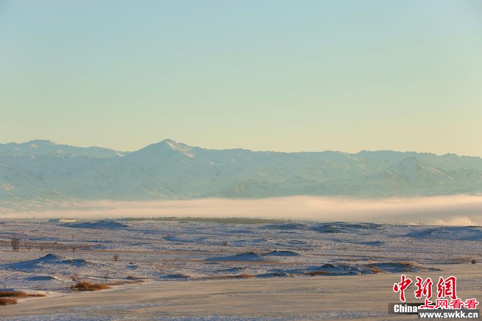 新疆河谷出现罕见云层奇景 图