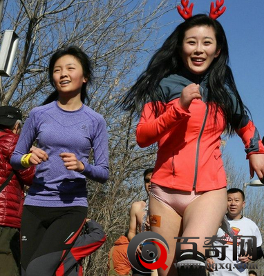 北京光猪跑 美女只穿内衣裸跑