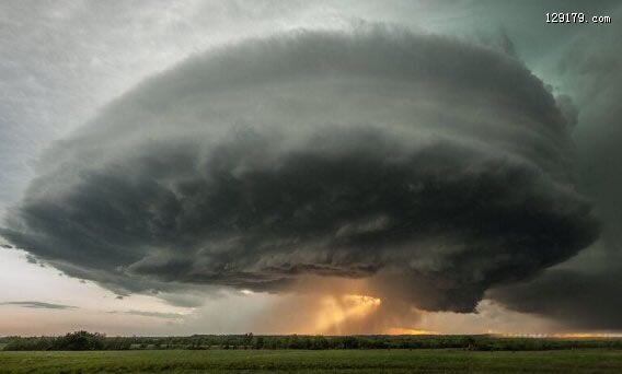 美堪萨斯州超级雷暴形成巨大的上升气流 景象壮观似世界末日