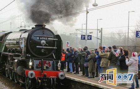 英国铁路线上时隔50年再次运行蒸汽火车