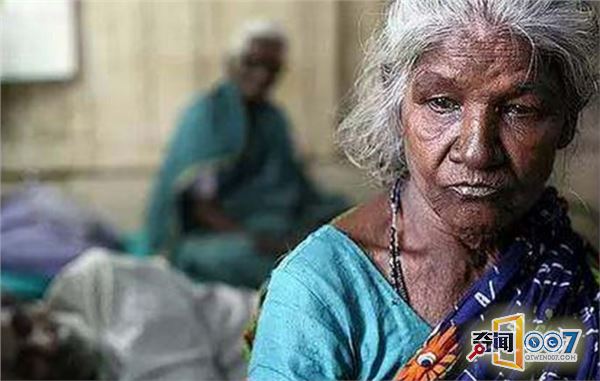 印度残忍的‘油浴’：当你老了，子女亲手结束你的生命