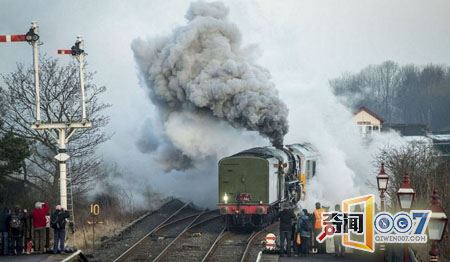 英国铁路线上时隔50年再次运行蒸汽火车