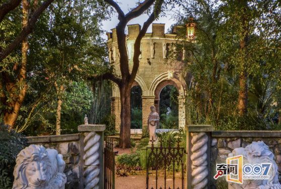 富豪将别墅打造成魔法城堡 售价超千万