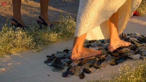 新婚夫妇赤脚踩碎玻璃 铭记结婚的日子_0