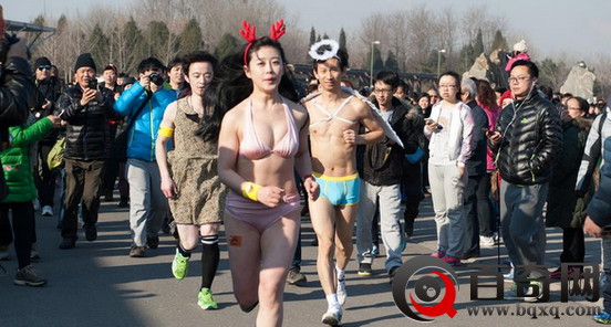 北京光猪跑 美女只穿内衣裸跑
