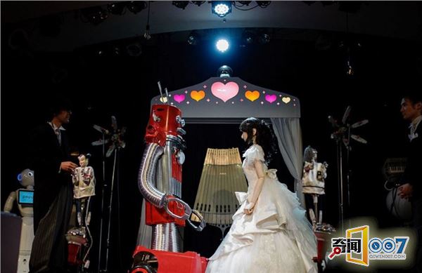 直击日本机器人婚礼，网友吐槽亲吻方式太搞笑