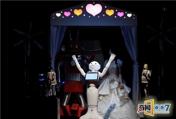 直击日本机器人婚礼，网友吐槽亲吻方式太搞笑