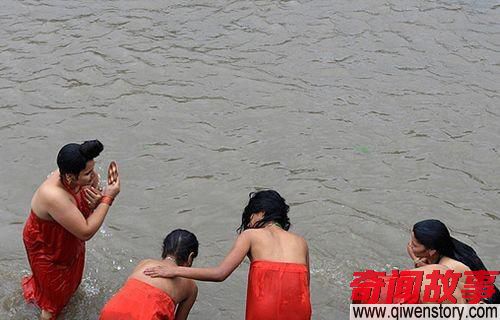女人节-实拍尼泊尔女人公开集体沐浴净身