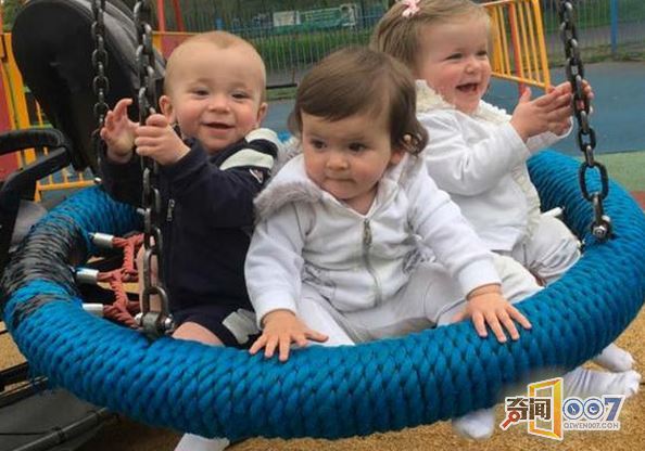 英国妈妈分享三胞胎的日常生活，网友们说太可爱了