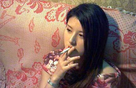 柬埔寨奇特风俗：少女出嫁前须学会抽烟