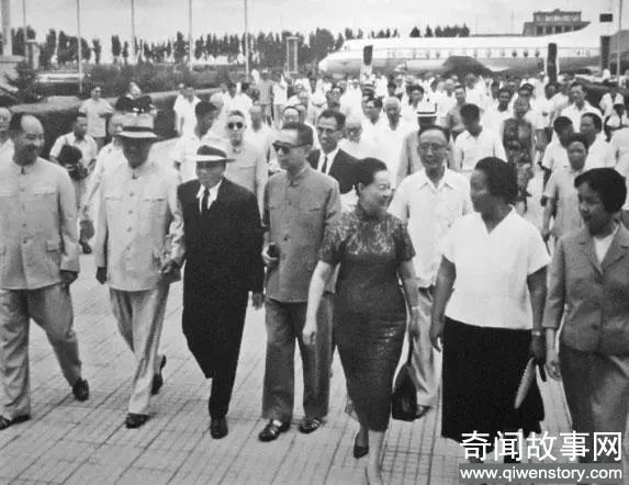 1965年周总理亲自迎接李宗仁回国，他下飞机说了一句话，现场掌声雷动