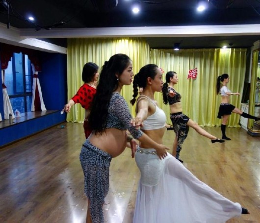 重庆一位准妈妈怀孕8个月跳肚皮舞：不跳会抑郁