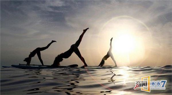 美女海上练习冲浪板瑜伽 展现曼妙身姿