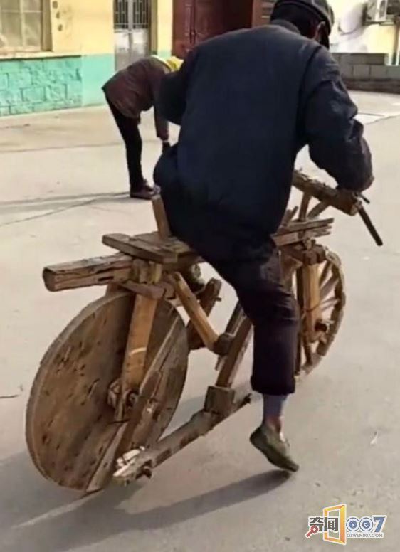 男子自制木自行车，背后真相令人意外