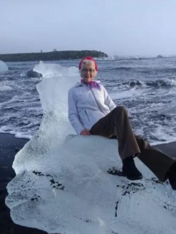 为了张完美游客照,老奶奶坐在一块冰上,就这么漂啊漂啊,漂向远方...