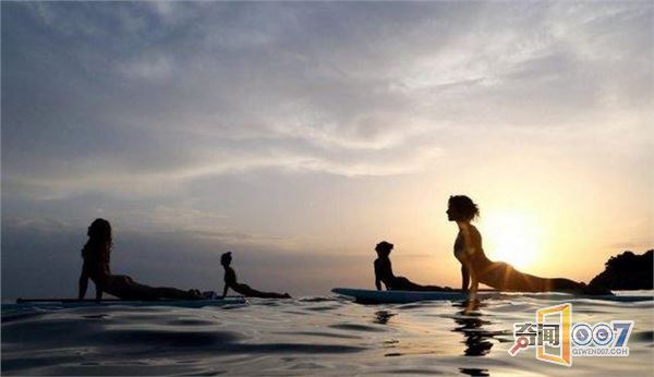 美女海上练习冲浪板瑜伽 展现曼妙身姿