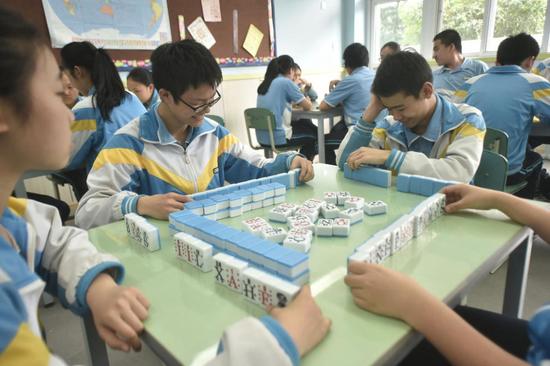 四川中学生在教室打英语麻将