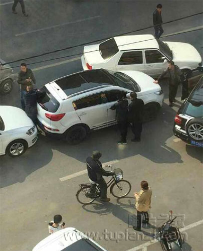 吉林警方街头持枪抓捕3名嫌犯 引市民围观