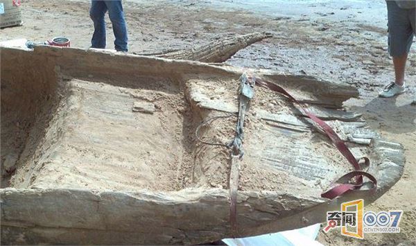 夫妇河边散步 意外发现1千年前独木舟