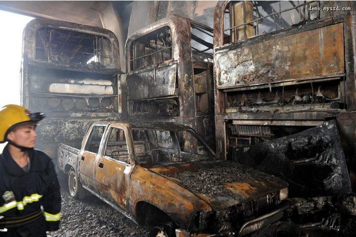 南昌20多辆废旧公交车起火被烧